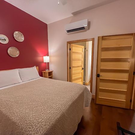 Goldfinch Suites Elkader Exteriör bild